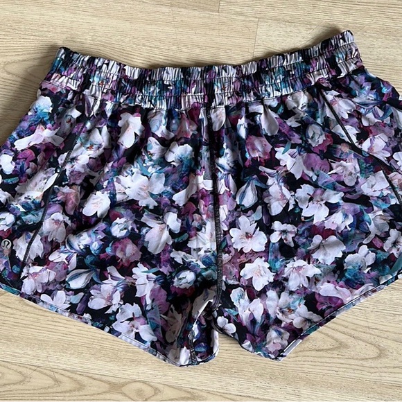 Lulu Lemon Hotty Hot Low-Rise Lined Short 4” size 12 - Picture 2 of 8